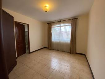 se  bonita casa sin vecinos en condomino con patio grande en San francisco de Heredia  21-2486