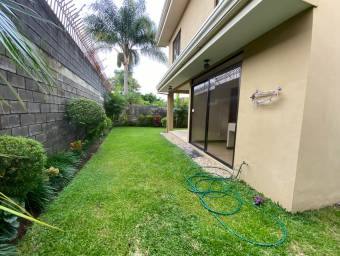 se  bonita casa sin vecinos en condomino con patio grande en San francisco de Heredia  21-2486