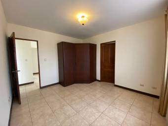 se  bonita casa sin vecinos en condomino con patio grande en San francisco de Heredia  21-2486