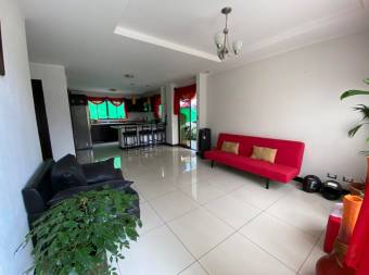 Se vende espaciosa casa con patio en San Francisco Heredia 21-2432