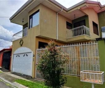 Se vende  espaciosa casa con patio  en Barva Heredia 21-1447