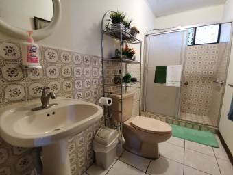 Se vende casa con jardin interno y terraza a 400 metros en San Francisco de0 Heredia 22-719