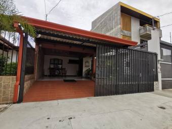 Se vende casa con jardin interno y terraza a 400 metros en San Francisco de0 Heredia 22-719