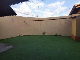 Se vende casa esquinera con patio de 60m2 en Mercedes Sur Heredia 21-1306