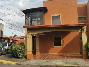 Se vende casa esquinera con patio de 60m2 en Mercedes Sur Heredia 21-1306