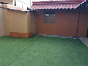 Se vende casa esquinera con patio de 60m2 en Mercedes Sur Heredia 21-1306