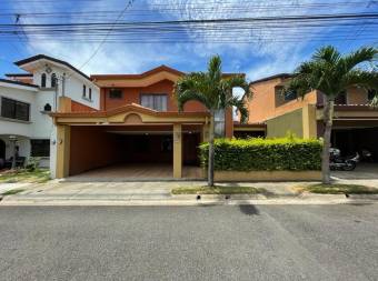 Se vende espaciosa casa colonial con terraza y bar en San Joaquin de Flores 21-1784