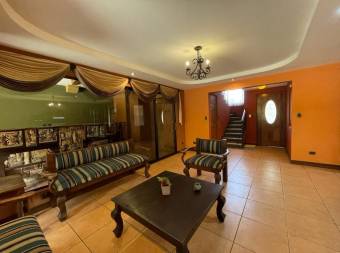 Se vende espaciosa casa colonial con terraza y bar en San Joaquin de Flores 21-1784