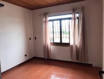 Se vende espaciosa casa casa en Heredia Centro 21-2441 