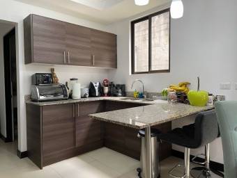 se vende espaciosa casa moderna con patio cerca de ultra park en Ulloa Heredia 21-1580