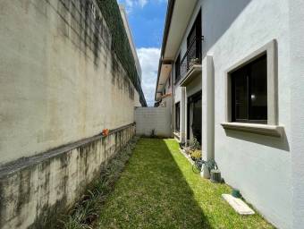 se vende espaciosa casa moderna con patio cerca de ultra park en Ulloa Heredia 21-1580