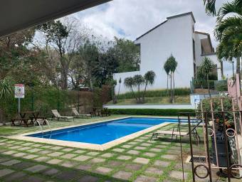 se vende espaciosa casa moderna con patio cerca de ultra park en Ulloa Heredia 21-1580