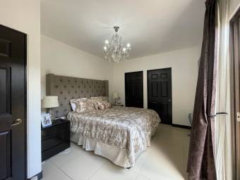 se vende espaciosa casa moderna con patio cerca de ultra park en Ulloa Heredia 21-1580