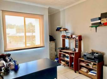 Se vende espaciosa casa con amplio patio y terraza  en Ulloa Heredia 21-1666