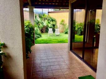 Se vende espaciosa casa con amplio patio y terraza  en Ulloa Heredia 21-1666