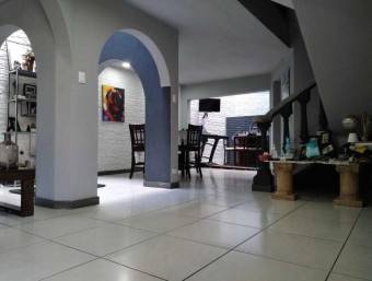 Se vende espaciosa casa en Trejos monte alegre Escazu 22-650