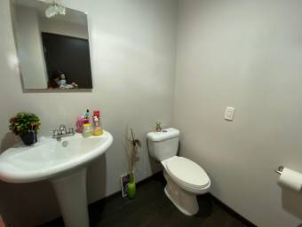 Se vende casa independiente de amplios espacios con patio y terrazas  en San Antonio Escazu 22-180