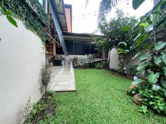 Se vende casa independiente de amplios espacios con patio y terrazas  en San Antonio Escazu 22-180