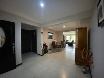 Se vende casa independiente de amplios espacios con patio y terrazas  en San Antonio Escazu 22-180