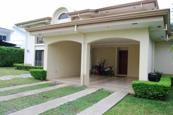 Bella y Comoda casa en Venta.  SantaAna      CG-21-931