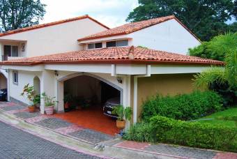 Se vende espaciosa casa esquinera en patio en San Rafael Escazu 21-1143