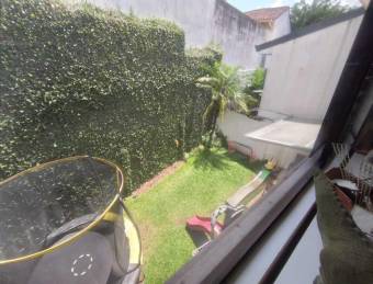 Se vende preciosa casa con patio en el centro de Escazu 21-2269