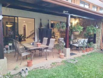 se vende casa con patio amplio y terraza en San Rafael escazu 21-948