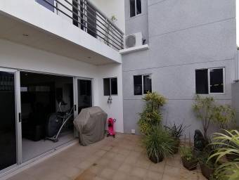 Se vende casa con terraza bbq con fácil acceso a la 27 y walmart escazu 22-430