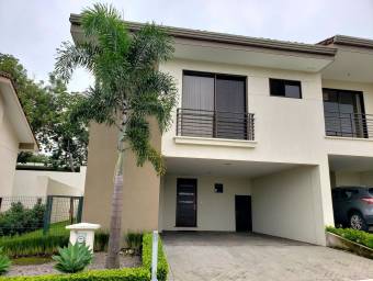 Se vende lujosa casa con patio en Guachipelin Escazu 20-686