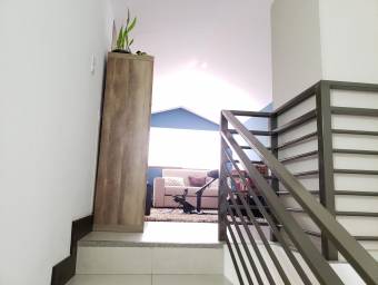 Se vende lujosa casa con patio en Guachipelin Escazu 20-686