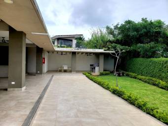 Se vende lujosa casa con patio en Guachipelin Escazu 20-686