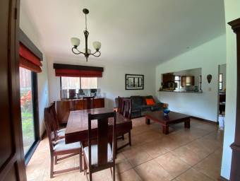 Se vende espaciosa casa colonial con patio en Piedades Santa Ana 22-367