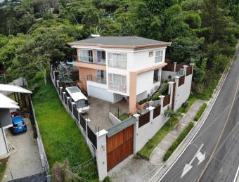 Preciosa Casa de 3 niveles con espectacular vista y acabados de lujo