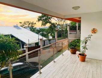 Preciosa Casa de 3 niveles con espectacular vista y acabados de lujo