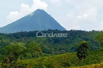 Finca 16 hectáreas con vista al Volcán Arenal, lago, naciente y corral con manga
