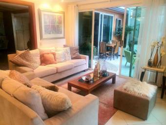 Casa en Venta en Escazú, San José. RAH 22-175