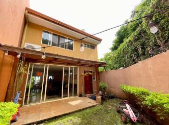 Se alquila espaciosa casa con patio y terraza  en Rio Oro Santa Ana 23-742