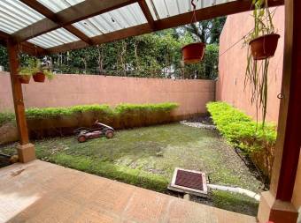Se alquila espaciosa casa con patio y terraza  en Rio Oro Santa Ana 23-742