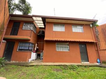 se vende casa con 3 apartamentos ya alquilados en Santa Barbara Heredia 23-958