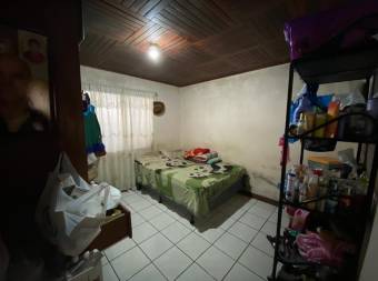 se vende casa con 3 apartamentos ya alquilados en Santa Barbara Heredia 23-958