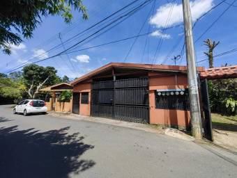 se vende casa con 3 apartamentos ya alquilados en Santa Barbara Heredia 23-958