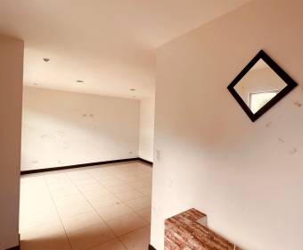 Apartamento en primer piso con 3 habitaciones en condominio en San Pablo de Heredia
