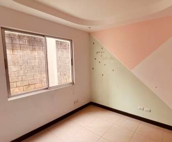 Apartamento en primer piso con 3 habitaciones en condominio en San Pablo de Heredia