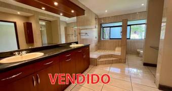 Escazu casa en venta gran jardin ubicada en San Rafael/ 1 piso