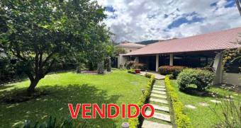 Escazu casa en venta gran jardin ubicada en San Rafael/ 1 piso