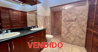 Escazu casa en venta gran jardin ubicada en San Rafael/ 1 piso