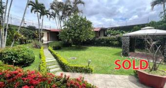 Escazu casa en venta gran jardin ubicada en San Rafael/ 1 piso