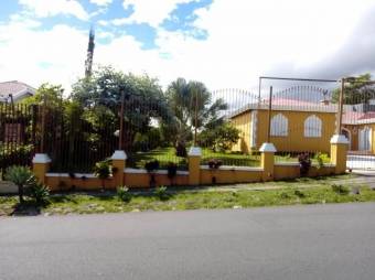 Hermosa casa con amplio terreno en San Rafael Escazú en Venta. CG-23-2572