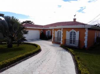 Hermosa casa con amplio terreno en San Rafael Escazú en Venta. CG-23-2572