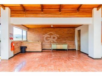 Global Realty- Venta de amplio apartamento en Curridabat San José 